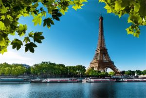 Купить экскурсионный тур в Париж онлайн на регулярном рейсе дешево.