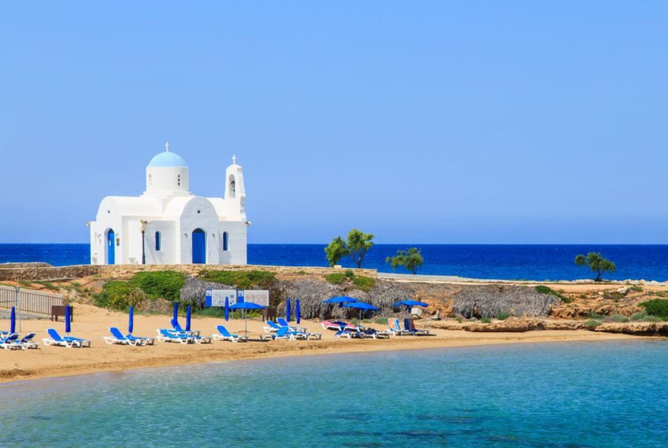 Часовня на пляже Кипр