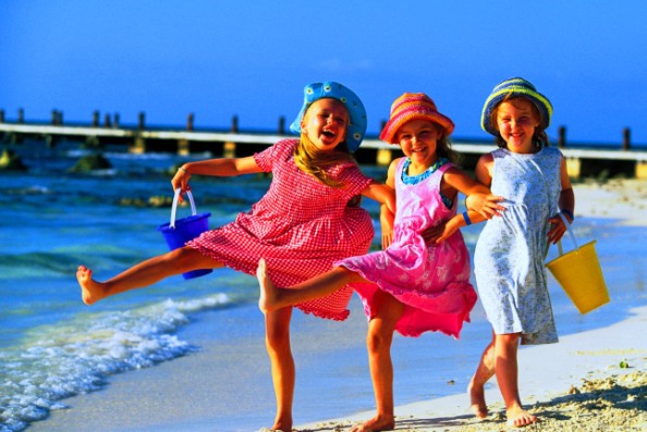 Три девочки на пляже